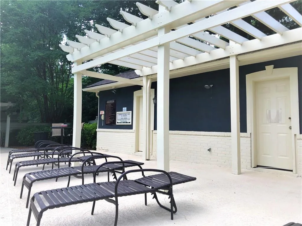 6900 Roswell Road Unit L3, Sandy Springs, Georgia 30328, 2 Bedrooms Bedrooms, ,2 BathroomsBathrooms,Residential,Sold,6900 Roswell Road Unit L3,6915213