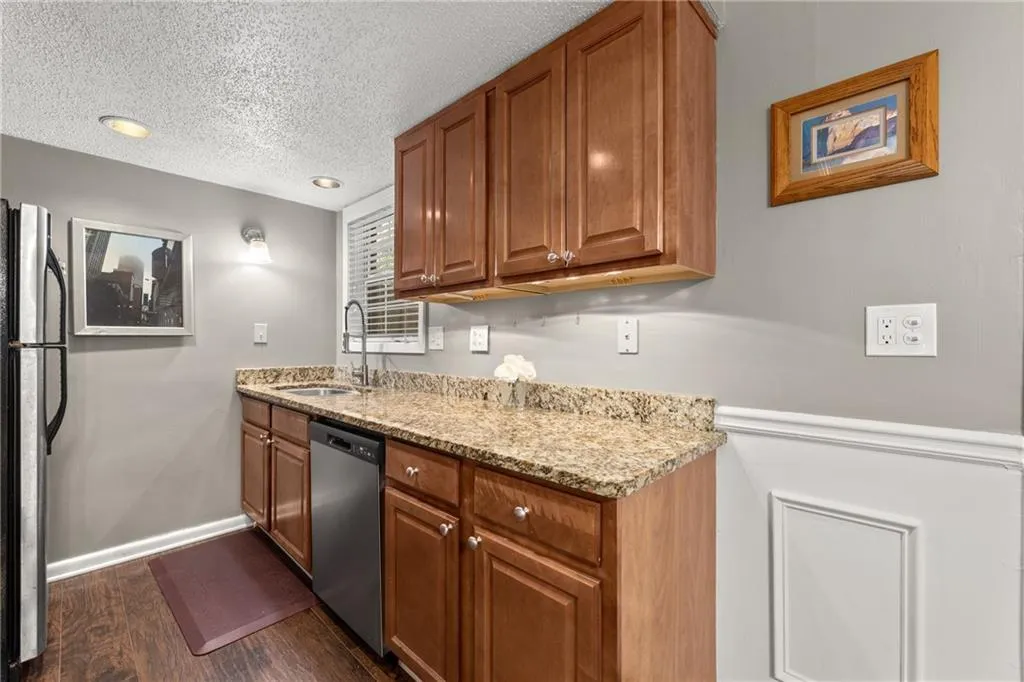 6900 Roswell Road Unit L3, Sandy Springs, Georgia 30328, 2 Bedrooms Bedrooms, ,2 BathroomsBathrooms,Residential,Sold,6900 Roswell Road Unit L3,6915213