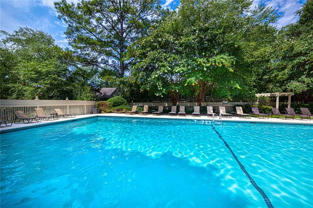 6900 Roswell Road Unit L3, Sandy Springs, Georgia 30328, 2 Bedrooms Bedrooms, ,2 BathroomsBathrooms,Residential,Sold,6900 Roswell Road Unit L3,6915213