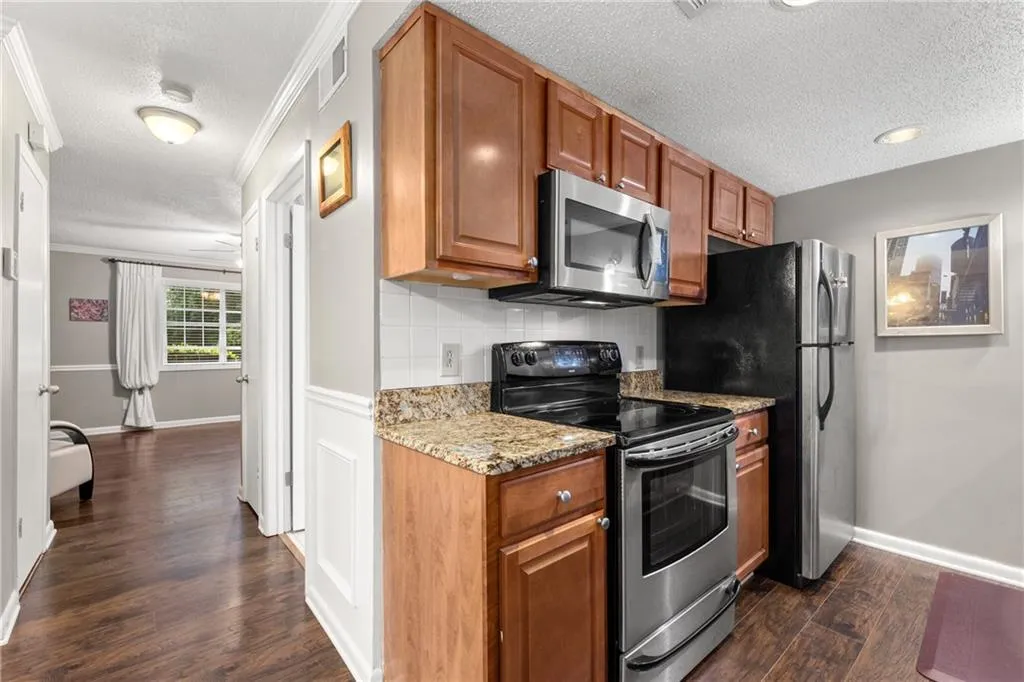 6900 Roswell Road Unit L3, Sandy Springs, Georgia 30328, 2 Bedrooms Bedrooms, ,2 BathroomsBathrooms,Residential,Sold,6900 Roswell Road Unit L3,6915213