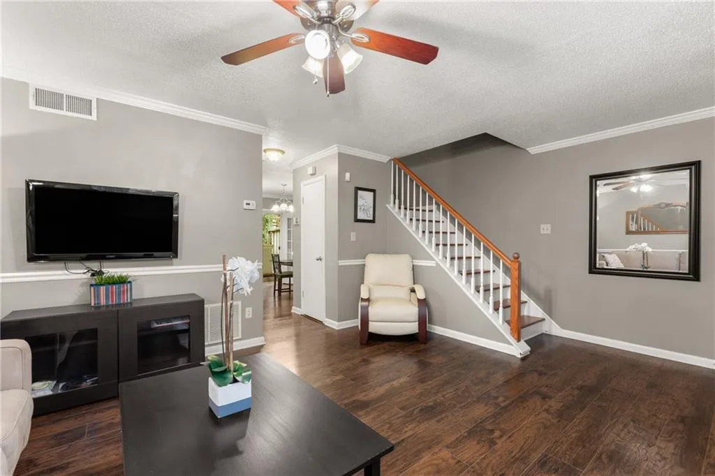 6900 Roswell Road Unit L3, Sandy Springs, Georgia 30328, 2 Bedrooms Bedrooms, ,2 BathroomsBathrooms,Residential,Sold,6900 Roswell Road Unit L3,6915213