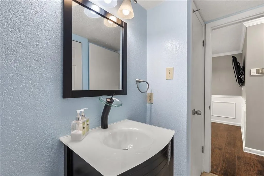 6900 Roswell Road Unit L3, Sandy Springs, Georgia 30328, 2 Bedrooms Bedrooms, ,2 BathroomsBathrooms,Residential,Sold,6900 Roswell Road Unit L3,6915213