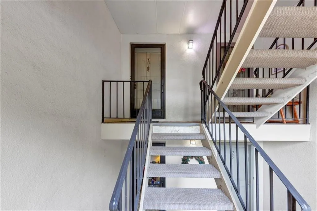 30 Chaumont Square Nw, Atlanta, Georgia 30327, 3 Bedrooms Bedrooms, ,2 BathroomsBathrooms,Residential,For Sale,30 Chaumont Square Nw,7589911