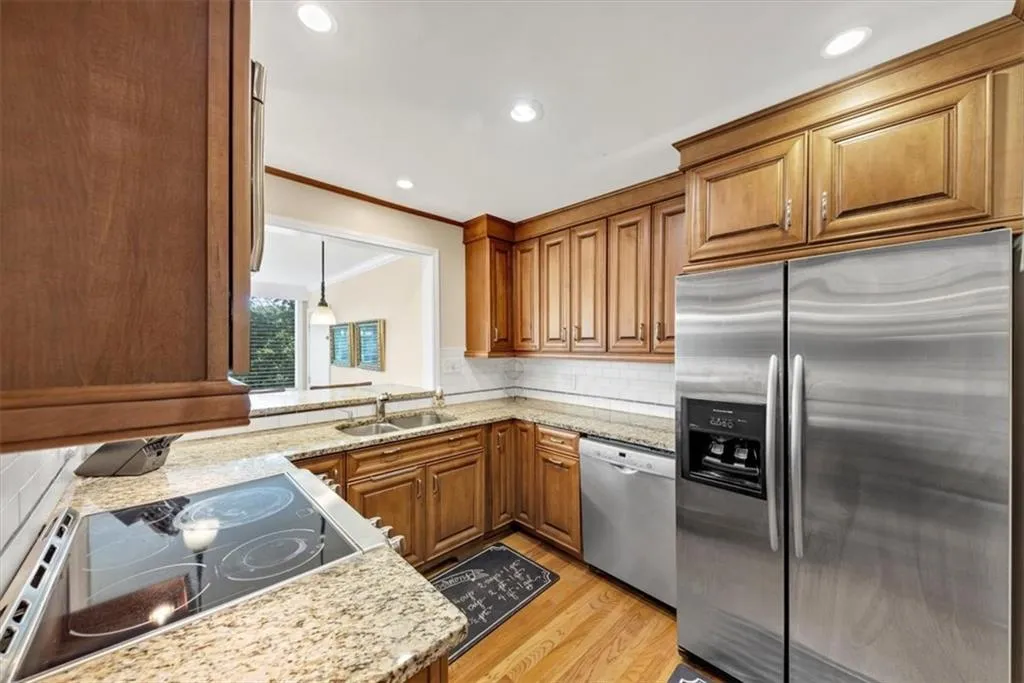 30 Chaumont Square Nw, Atlanta, Georgia 30327, 3 Bedrooms Bedrooms, ,2 BathroomsBathrooms,Residential,For Sale,30 Chaumont Square Nw,7589911