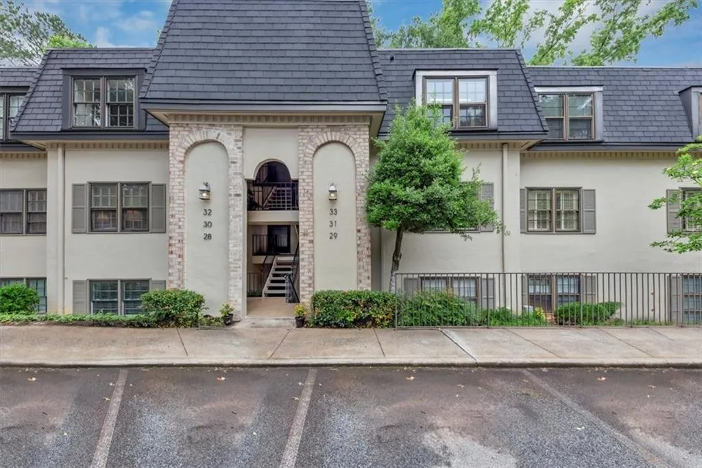 30 Chaumont Square Nw, Atlanta, Georgia 30327, 3 Bedrooms Bedrooms, ,2 BathroomsBathrooms,Residential,For Sale,30 Chaumont Square Nw,7589911