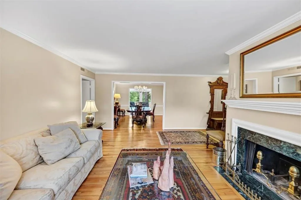 30 Chaumont Square Nw, Atlanta, Georgia 30327, 3 Bedrooms Bedrooms, ,2 BathroomsBathrooms,Residential,For Sale,30 Chaumont Square Nw,7589911