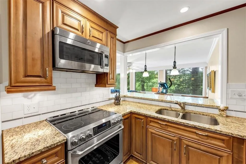 30 Chaumont Square Nw, Atlanta, Georgia 30327, 3 Bedrooms Bedrooms, ,2 BathroomsBathrooms,Residential,For Sale,30 Chaumont Square Nw,7589911