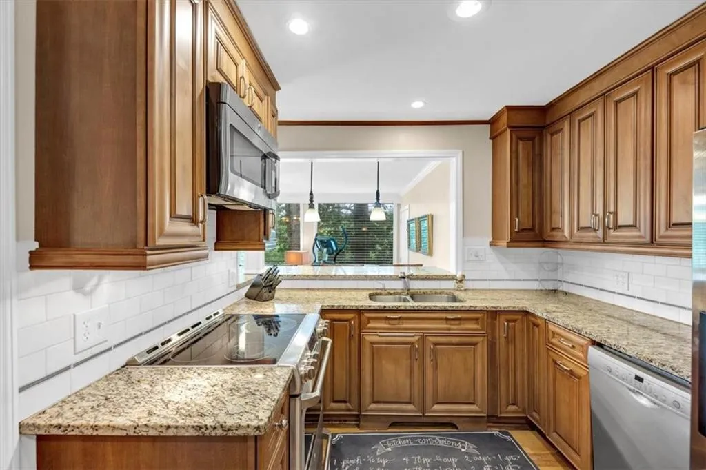 30 Chaumont Square Nw, Atlanta, Georgia 30327, 3 Bedrooms Bedrooms, ,2 BathroomsBathrooms,Residential,For Sale,30 Chaumont Square Nw,7589911