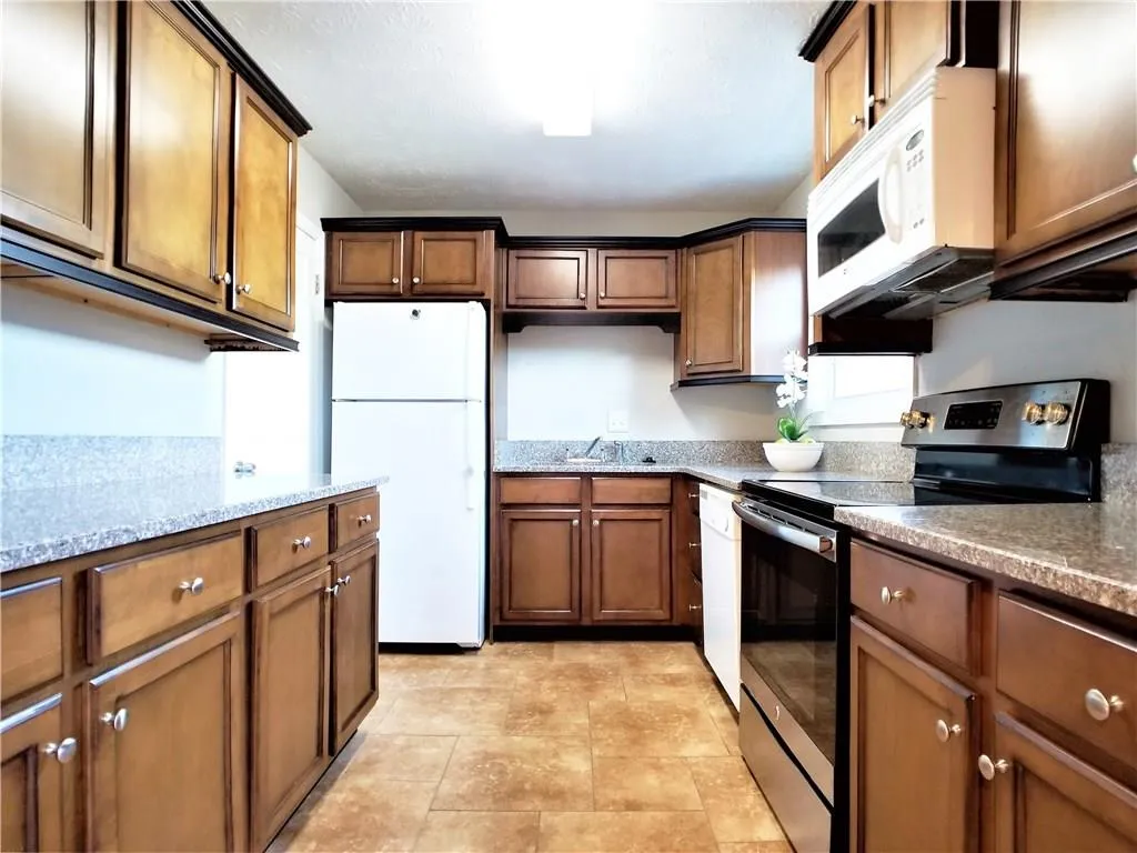 340 Winding River Dr Unit D, Sandy Springs, Georgia 30350, 2 Bedrooms Bedrooms, ,2 BathroomsBathrooms,Residential,Sold,340 Winding River Dr Unit D,6125097