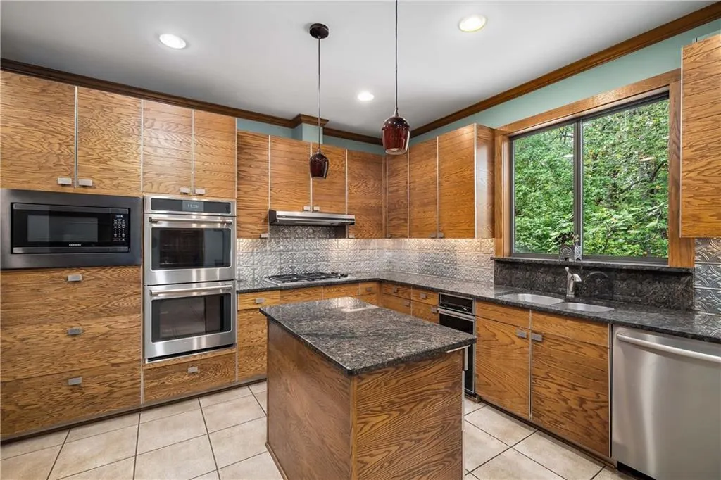 425 Overview Drive, Atlanta, Georgia 30327, 5 Bedrooms Bedrooms, ,4 BathroomsBathrooms,Residential,For Sale,425 Overview Drive,7658388