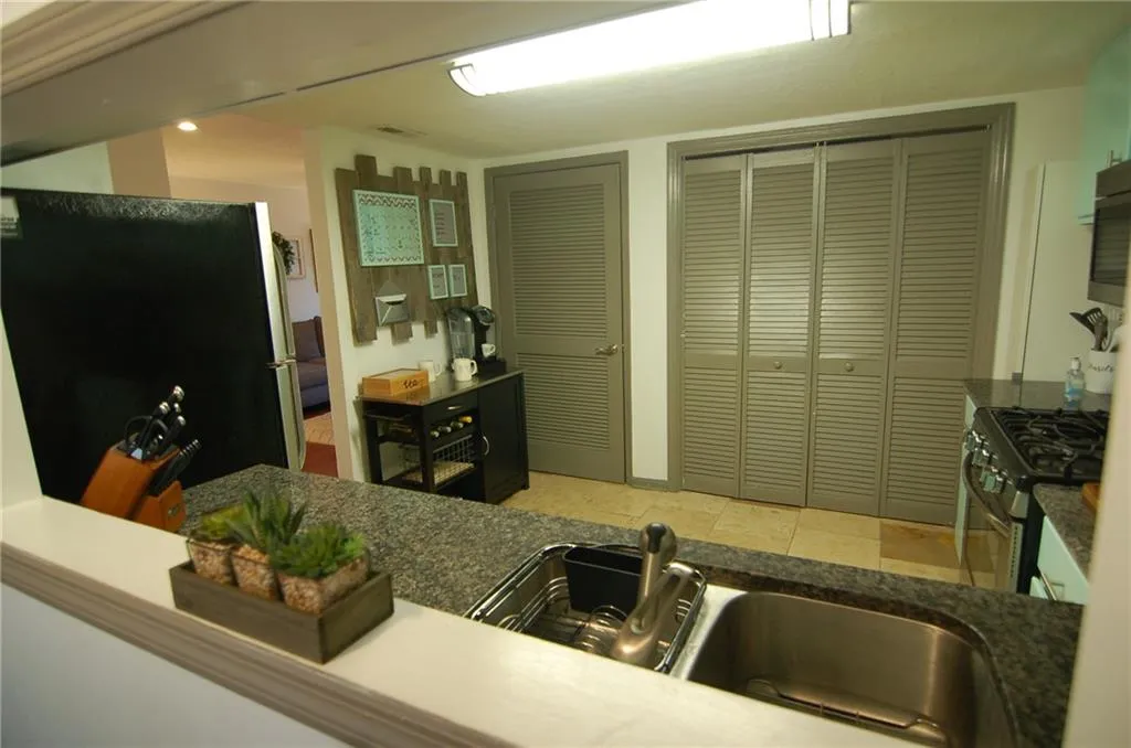 7750 Roswell Road Unit 6d, Sandy Springs, Georgia 30350, 3 Bedrooms Bedrooms, ,2 BathroomsBathrooms,Residential,Sold,7750 Roswell Road Unit 6d,6723105