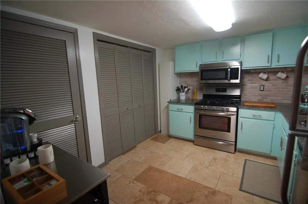 7750 Roswell Road Unit 6d, Sandy Springs, Georgia 30350, 3 Bedrooms Bedrooms, ,2 BathroomsBathrooms,Residential,Sold,7750 Roswell Road Unit 6d,6723105