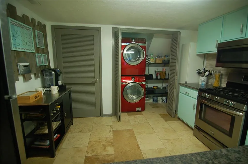 7750 Roswell Road Unit 6d, Sandy Springs, Georgia 30350, 3 Bedrooms Bedrooms, ,2 BathroomsBathrooms,Residential,Sold,7750 Roswell Road Unit 6d,6723105