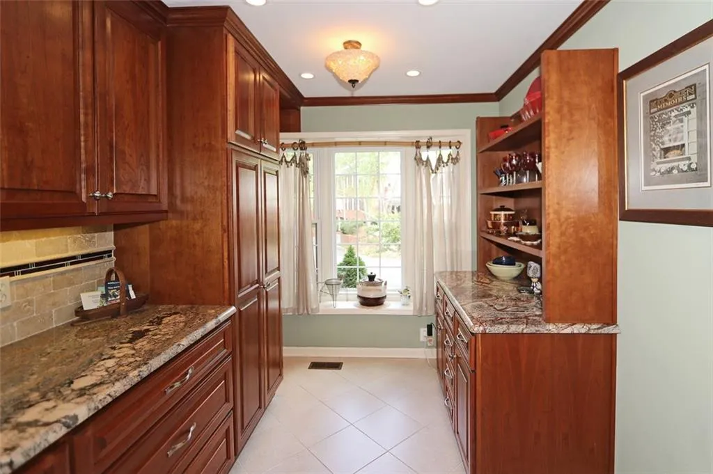 704 Dunwoody Chace, Sandy Springs, Georgia 30328, 4 Bedrooms Bedrooms, ,2 BathroomsBathrooms,Residential,Sold,704 Dunwoody Chace,6079962