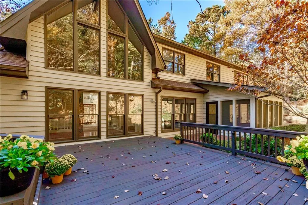 9600 Huntcliff Trace, Sandy Springs, Georgia 30350, 4 Bedrooms Bedrooms, ,3 BathroomsBathrooms,Residential,Sold,9600 Huntcliff Trace,6959310
