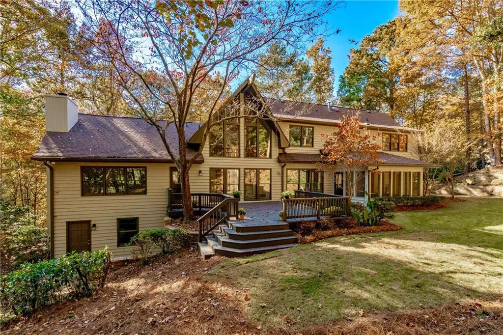 9600 Huntcliff Trace, Sandy Springs, Georgia 30350, 4 Bedrooms Bedrooms, ,3 BathroomsBathrooms,Residential,Sold,9600 Huntcliff Trace,6959310