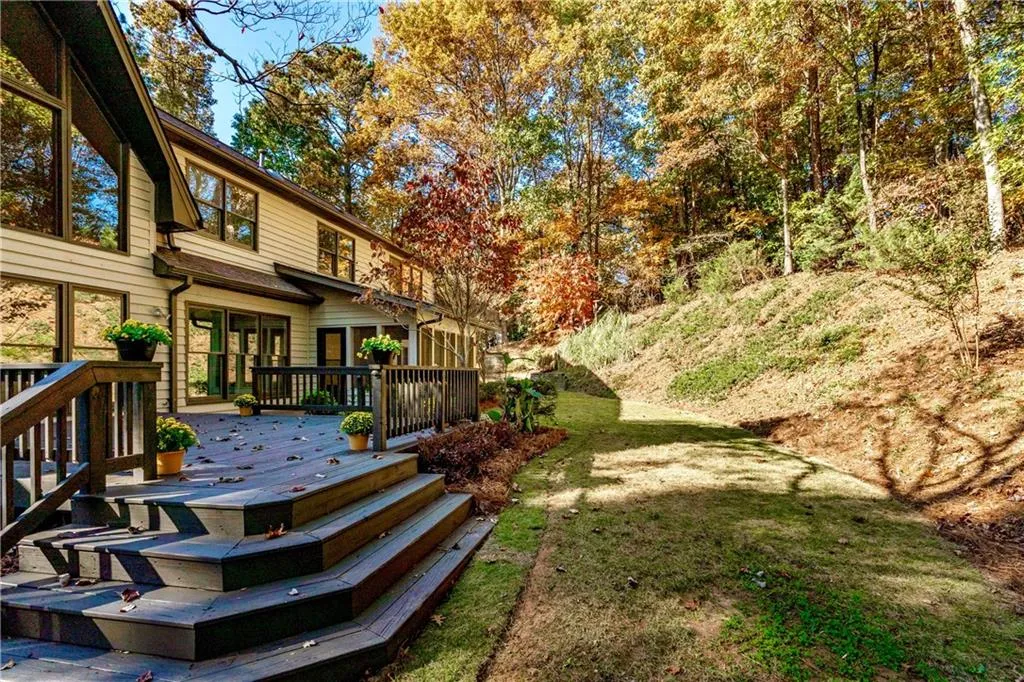 9600 Huntcliff Trace, Sandy Springs, Georgia 30350, 4 Bedrooms Bedrooms, ,3 BathroomsBathrooms,Residential,Sold,9600 Huntcliff Trace,6959310