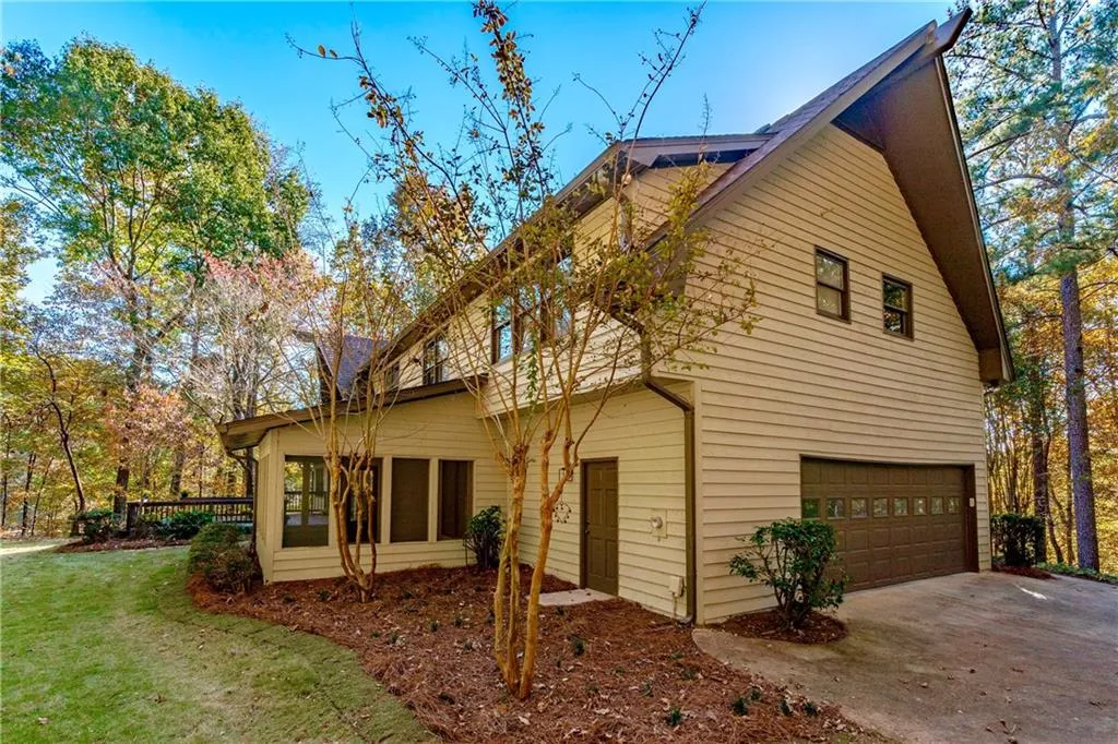 9600 Huntcliff Trace, Sandy Springs, Georgia 30350, 4 Bedrooms Bedrooms, ,3 BathroomsBathrooms,Residential,Sold,9600 Huntcliff Trace,6959310