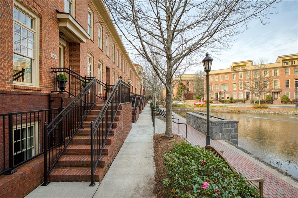 A truly relaxing entry where you can enjoy the community pond where ducks visit daily and koi fish swim!