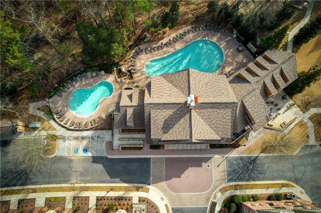 The community also boasts a dog park, private access to the Chattahoochee River, walking trails, and is in close proximity to Cochran Shoals and Powers Island.