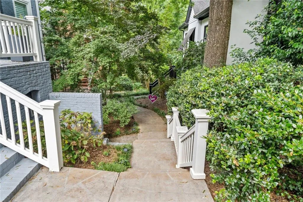31 Greenland Trace, Atlanta, Georgia 30342, 4 Bedrooms Bedrooms, ,4 BathroomsBathrooms,Residential,For Sale,31 Greenland Trace,7719829