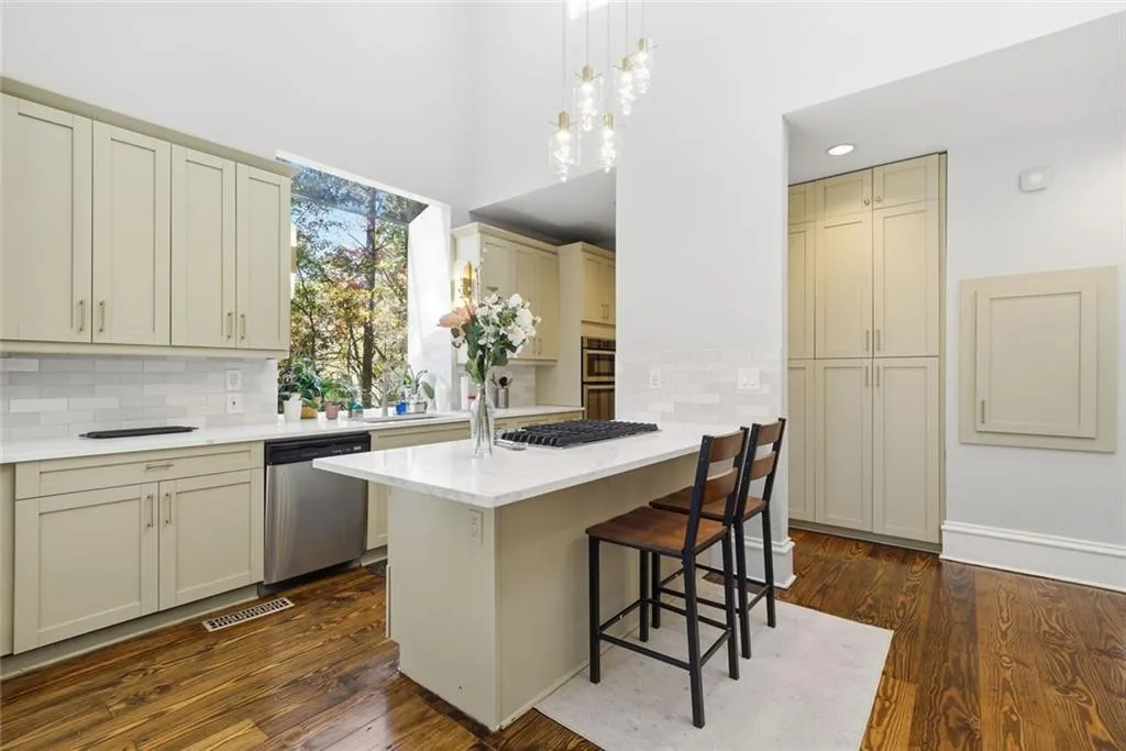 31 Greenland Trace, Atlanta, Georgia 30342, 4 Bedrooms Bedrooms, ,4 BathroomsBathrooms,Residential,For Sale,31 Greenland Trace,7719829