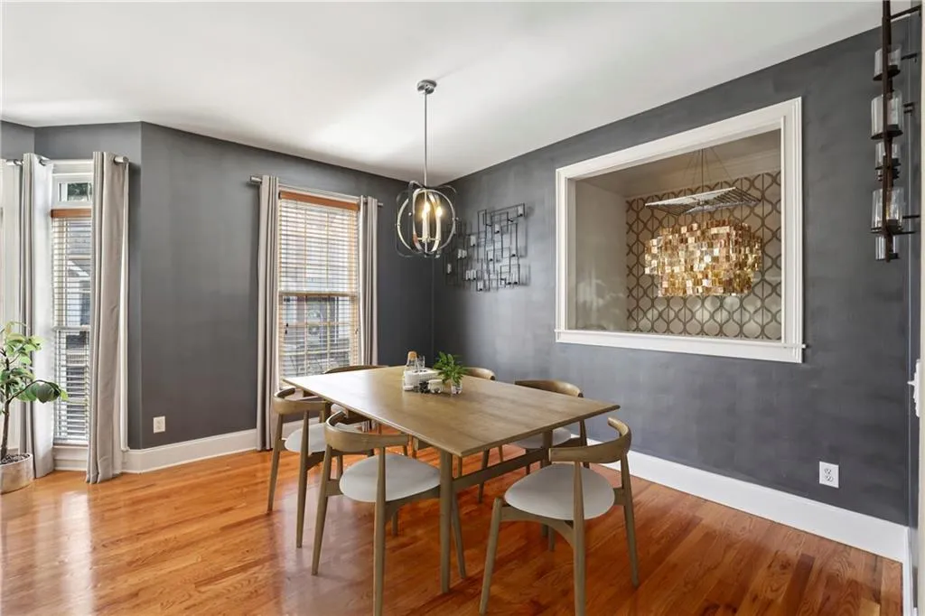 Breafast area in the kitchen. Open view to the two story foyer.