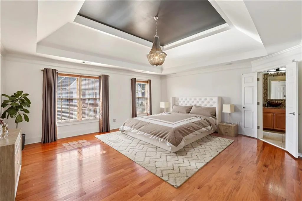 Primary suite with trey ceiling. 9' ceiling on upper level.