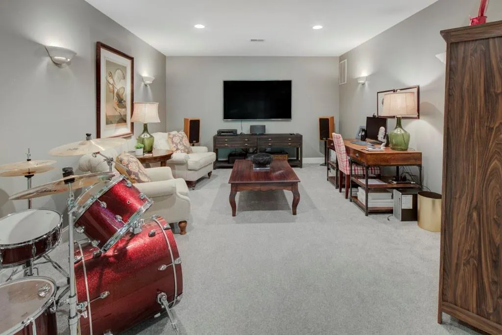 Office/flex space/recreation room