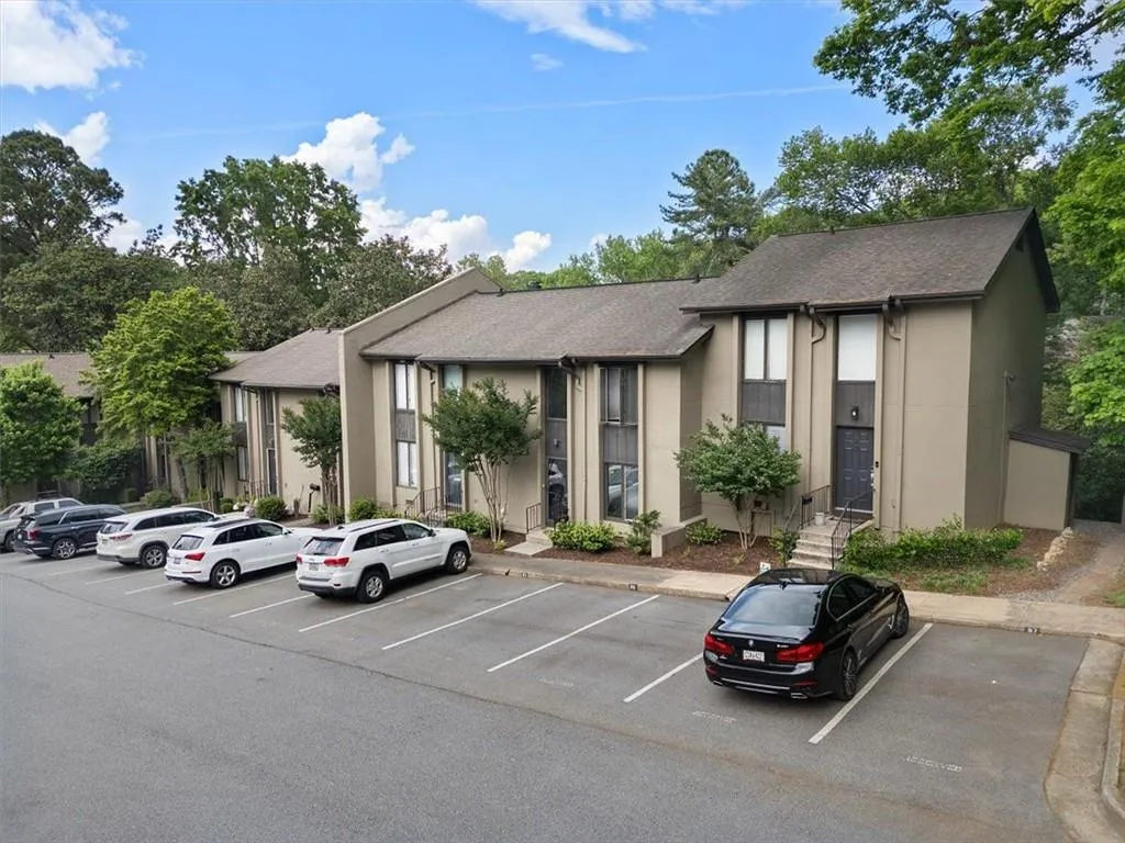 95 Ivy Trail Ne, Atlanta, Georgia 30342, 3 Bedrooms Bedrooms, ,2 BathroomsBathrooms,Residential,For Sale,95 Ivy Trail Ne,7570970
