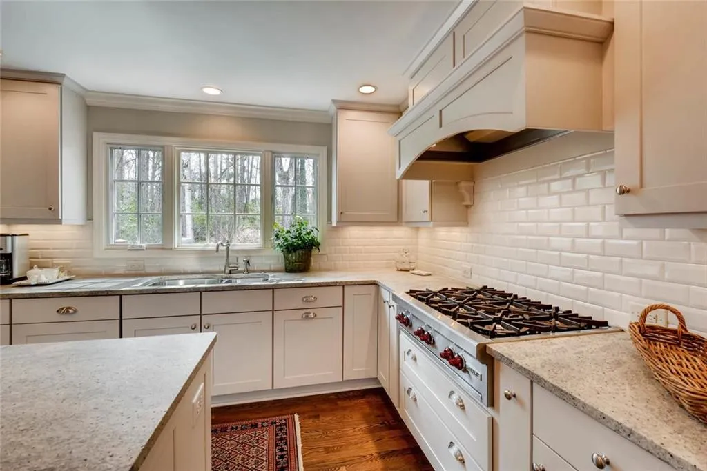 6040 Riverwood Drive, Sandy Springs, Georgia 30328, 5 Bedrooms Bedrooms, ,4 BathroomsBathrooms,Residential,Sold,6040 Riverwood Drive,5824031