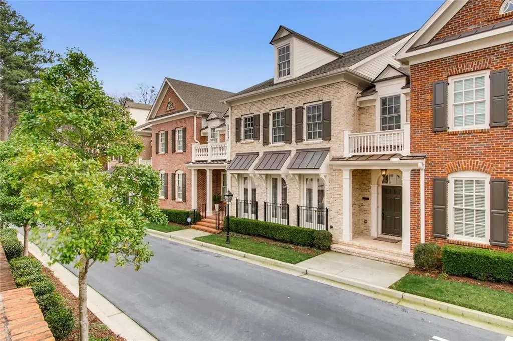 3585 Roxboro Road Ne Unit 2, Atlanta, Georgia 30326, 3 Bedrooms Bedrooms, ,2 BathroomsBathrooms,Residential,Sold,3585 Roxboro Road Ne Unit 2,5966897