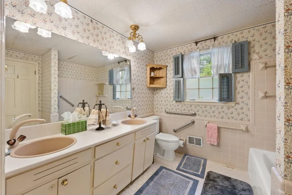 1015 Crest Valley Drive, Atlanta, Georgia 30327, 5 Bedrooms Bedrooms, ,4 BathroomsBathrooms,Residential,Sold,1015 Crest Valley Drive,7349444