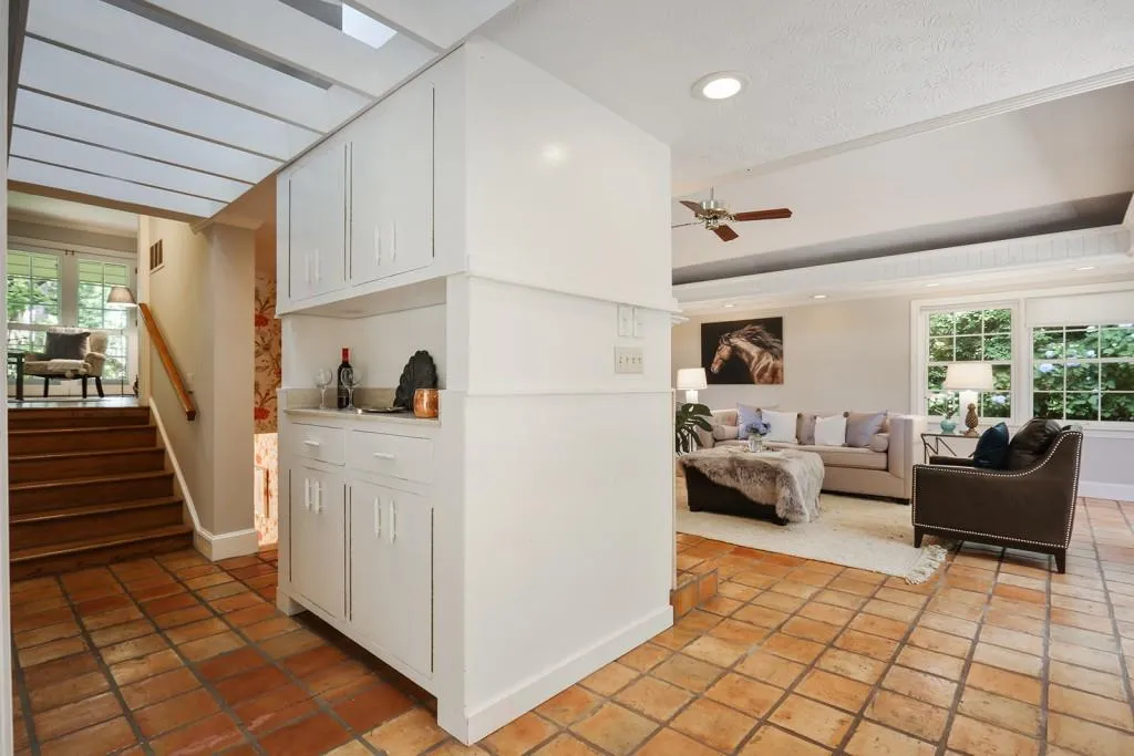 705 E Northway Lane, Sandy Springs, Georgia 30342, 3 Bedrooms Bedrooms, ,3 BathroomsBathrooms,Residential,Sold,705 E Northway Lane,6557783
