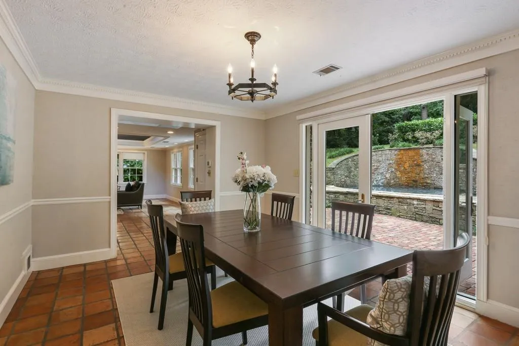 705 E Northway Lane, Sandy Springs, Georgia 30342, 3 Bedrooms Bedrooms, ,3 BathroomsBathrooms,Residential,Sold,705 E Northway Lane,6557783