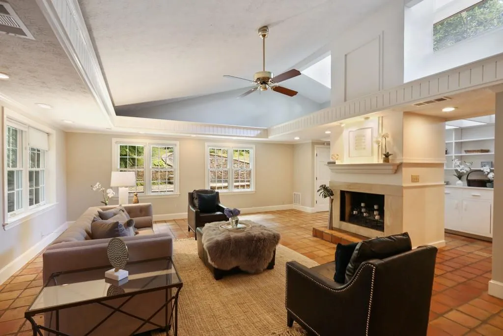 705 E Northway Lane, Sandy Springs, Georgia 30342, 3 Bedrooms Bedrooms, ,3 BathroomsBathrooms,Residential,Sold,705 E Northway Lane,6557783