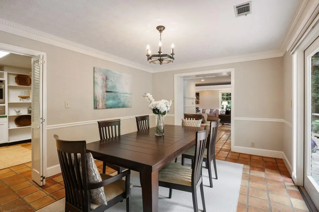 705 E Northway Lane, Sandy Springs, Georgia 30342, 3 Bedrooms Bedrooms, ,3 BathroomsBathrooms,Residential,Sold,705 E Northway Lane,6557783