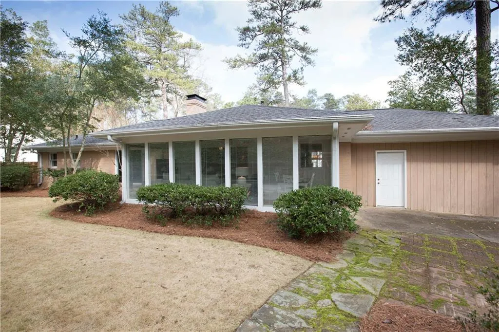 68 Pine Lake Drive, Sandy Springs, Georgia 30327, 2 Bedrooms Bedrooms, ,3 BathroomsBathrooms,Residential,Sold,68 Pine Lake Drive,5970274