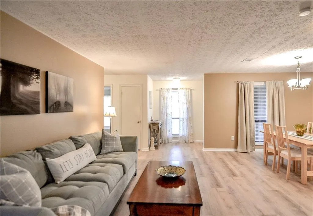 8740 Roswell Road Unit 1-d, Sandy Springs, Georgia 30350, 2 Bedrooms Bedrooms, ,2 BathroomsBathrooms,Residential,Sold,8740 Roswell Road Unit 1-d,6812541
