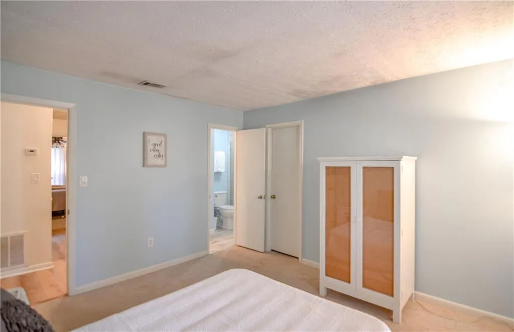 8740 Roswell Road Unit 1-d, Sandy Springs, Georgia 30350, 2 Bedrooms Bedrooms, ,2 BathroomsBathrooms,Residential,Sold,8740 Roswell Road Unit 1-d,6812541