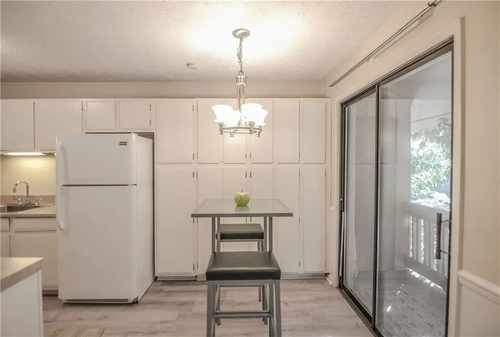 8740 Roswell Road Unit 1-d, Sandy Springs, Georgia 30350, 2 Bedrooms Bedrooms, ,2 BathroomsBathrooms,Residential,Sold,8740 Roswell Road Unit 1-d,6812541