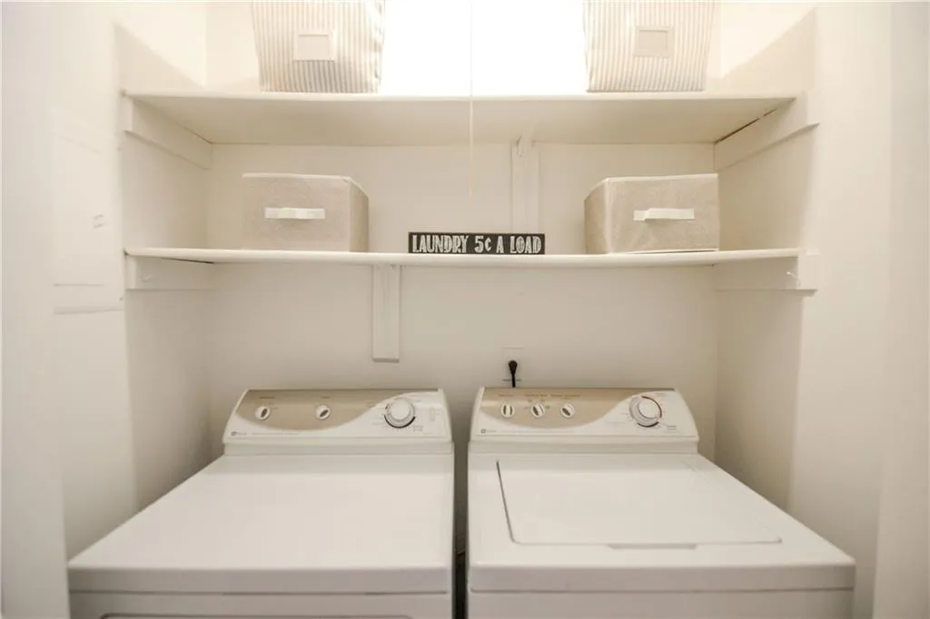 8740 Roswell Road Unit 1-d, Sandy Springs, Georgia 30350, 2 Bedrooms Bedrooms, ,2 BathroomsBathrooms,Residential,Sold,8740 Roswell Road Unit 1-d,6812541