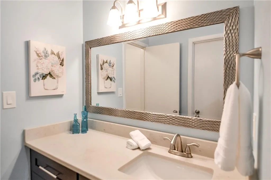 8740 Roswell Road Unit 1-d, Sandy Springs, Georgia 30350, 2 Bedrooms Bedrooms, ,2 BathroomsBathrooms,Residential,Sold,8740 Roswell Road Unit 1-d,6812541