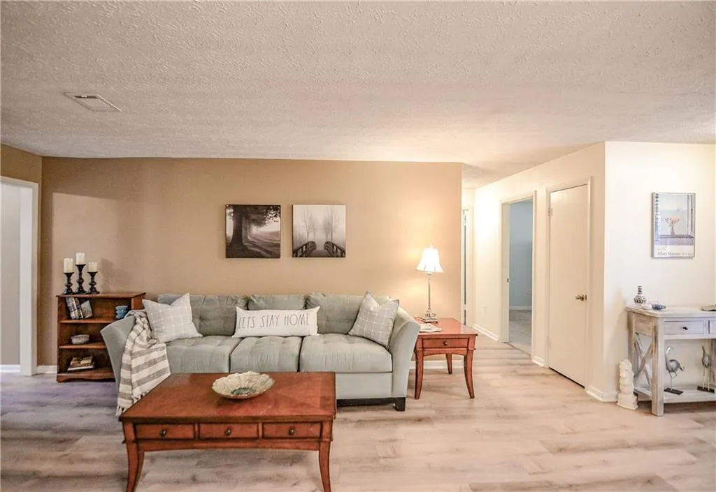 8740 Roswell Road Unit 1-d, Sandy Springs, Georgia 30350, 2 Bedrooms Bedrooms, ,2 BathroomsBathrooms,Residential,Sold,8740 Roswell Road Unit 1-d,6812541
