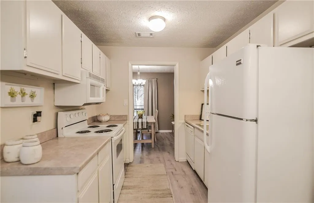 8740 Roswell Road Unit 1-d, Sandy Springs, Georgia 30350, 2 Bedrooms Bedrooms, ,2 BathroomsBathrooms,Residential,Sold,8740 Roswell Road Unit 1-d,6812541