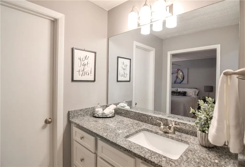 8740 Roswell Road Unit 1-d, Sandy Springs, Georgia 30350, 2 Bedrooms Bedrooms, ,2 BathroomsBathrooms,Residential,Sold,8740 Roswell Road Unit 1-d,6812541