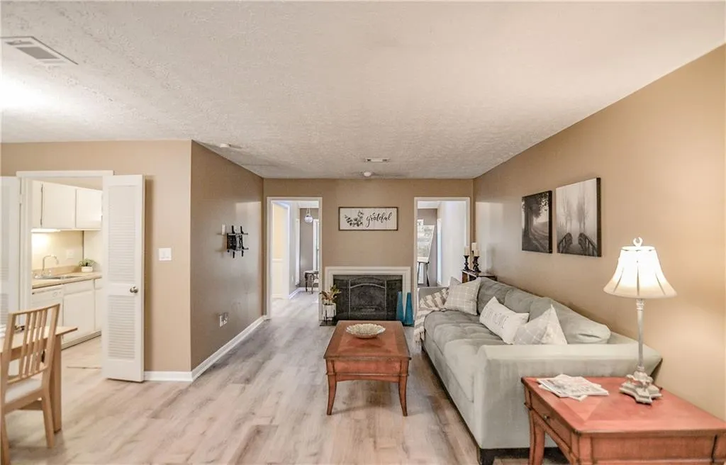 8740 Roswell Road Unit 1-d, Sandy Springs, Georgia 30350, 2 Bedrooms Bedrooms, ,2 BathroomsBathrooms,Residential,Sold,8740 Roswell Road Unit 1-d,6812541