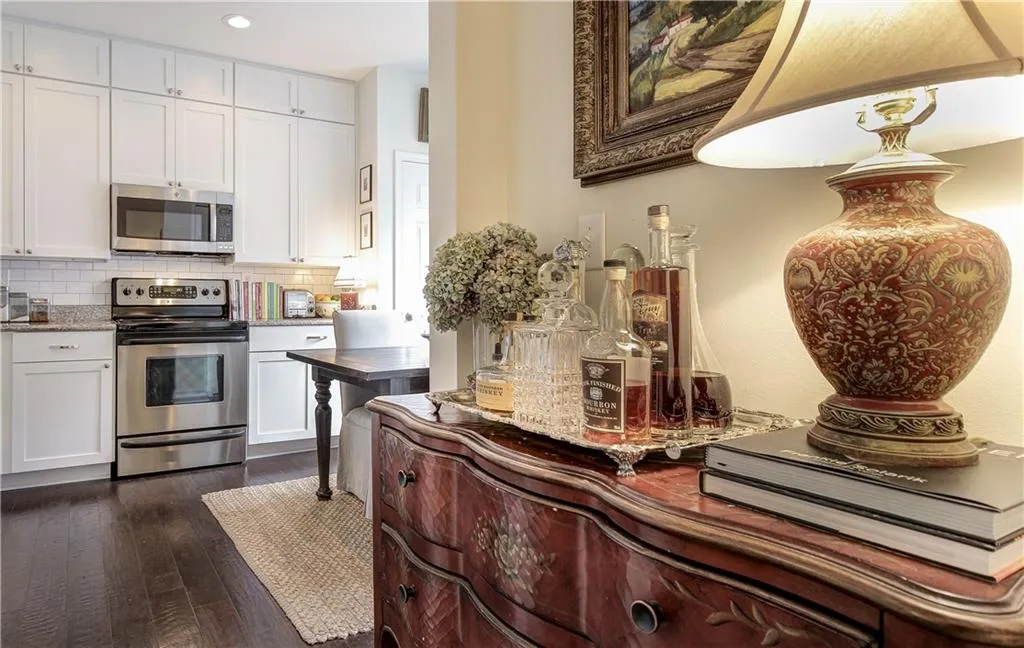 5559 Glenridge Drive Unit 1309, Atlanta, Georgia 30342, 2 Bedrooms Bedrooms, ,2 BathroomsBathrooms,Residential,Sold,5559 Glenridge Drive Unit 1309,5671179