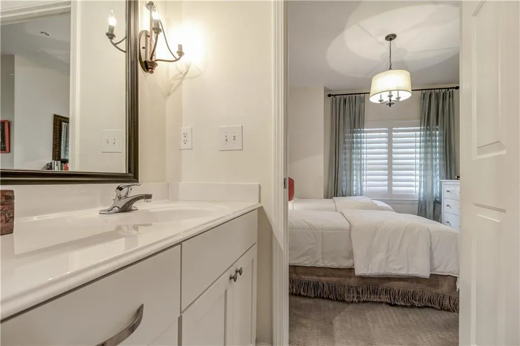 5559 Glenridge Drive Unit 1309, Atlanta, Georgia 30342, 2 Bedrooms Bedrooms, ,2 BathroomsBathrooms,Residential,Sold,5559 Glenridge Drive Unit 1309,5671179