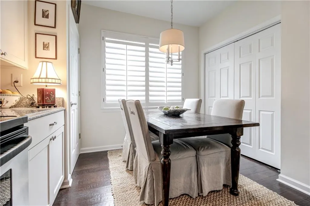 5559 Glenridge Drive Unit 1309, Atlanta, Georgia 30342, 2 Bedrooms Bedrooms, ,2 BathroomsBathrooms,Residential,Sold,5559 Glenridge Drive Unit 1309,5671179